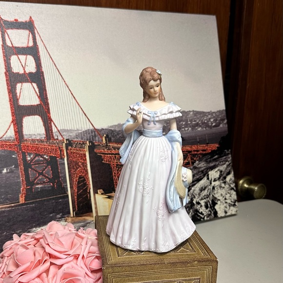 Masterpiece Porcelain Vintage Sarah Jane Figurine - Picture 1 of 12